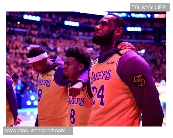 开拓者主场迎战湖人球员赛前时尚穿搭引关注小杨夹克搭配粉色小书包