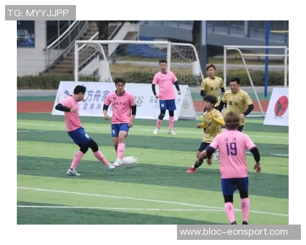 小仓幸成边线抢球铲飞叙利亚球员比赛火药味十足引发观众热议 小仓幸成边线抢球铲飞叙利亚球员比赛火药味十足引发观众热议