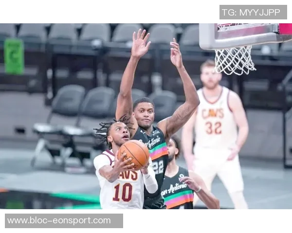 加兰表现低迷16投仅7中贡献16分1板8助2断罚球命中率惨淡正负值为负24